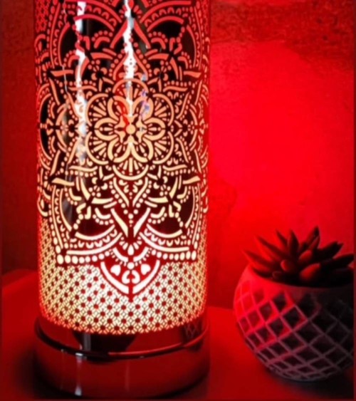 Lampe diffuseur de parfum motif Mandala, design zen et ambiance parfumée.
